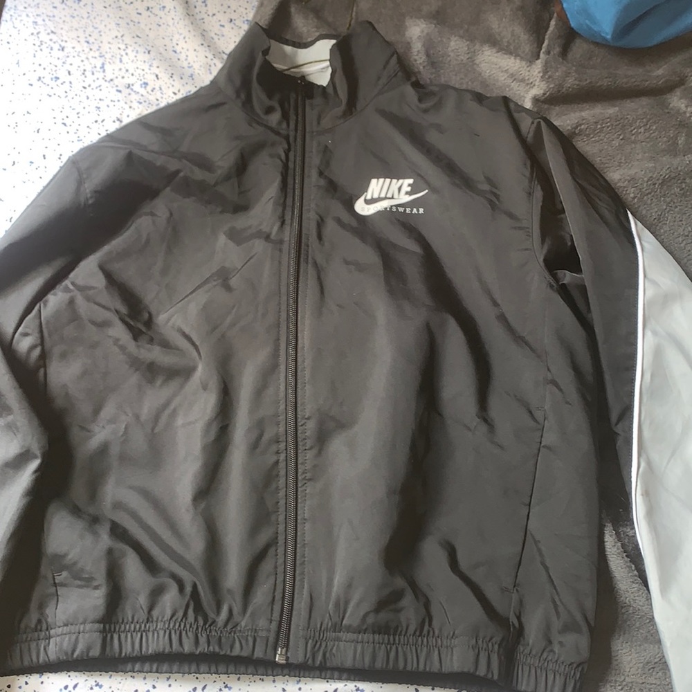 NIKE WOMENS SMALL WINDBREAKER *NEVER WORN* *TAGS INCLUDED* SIZE S